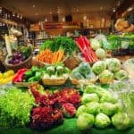Frugter og grøntsager i supermarked