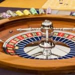 Roulette i træ omgivet af jetoner på et Casino