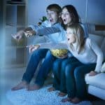 Familie ser på fladskærms TV