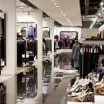 Tøjbutik med en masse tøjstativer