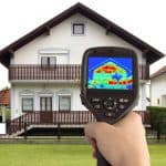 Infrarødt kamera viser varmetab i hus - energi