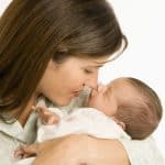 Baby og mor ved puslebord