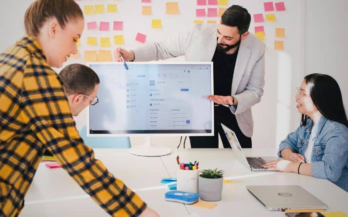 Medbestemmelse og demokratisk ledelse i virksomheden.