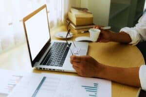 Hvornår er et opslag ulovligt? Finansiel regulering på SoMe.